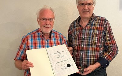 Silberne Ehrennadel auf Kreistag überreicht