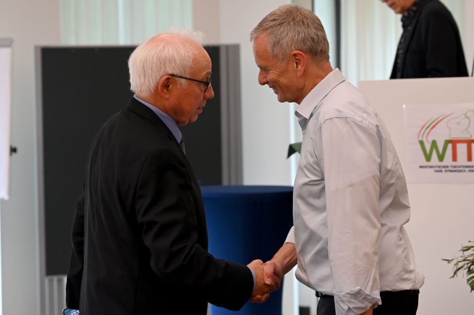 Helmut Joosten übergibt auf dem verbandstag 2025 das Amt des Präsidenten an Helmut Diegel. (Foto: Jörg Fuhrmann)