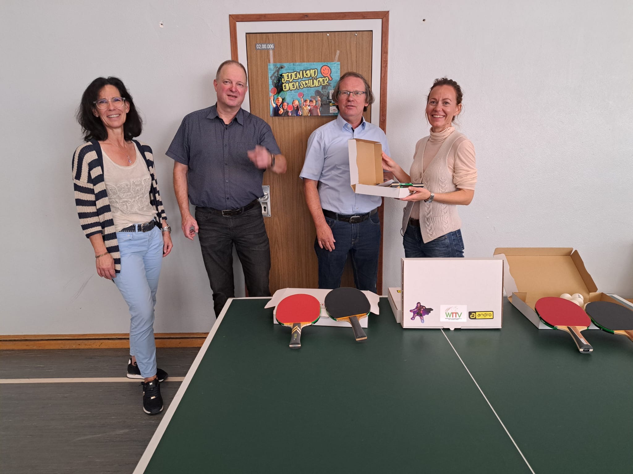 Frau Eggerlein, Schulleiterin, Herr Borgmann Abteilungsleiter SV Hörn, Wallies, Frau Dujardin OGS Koordinatorin