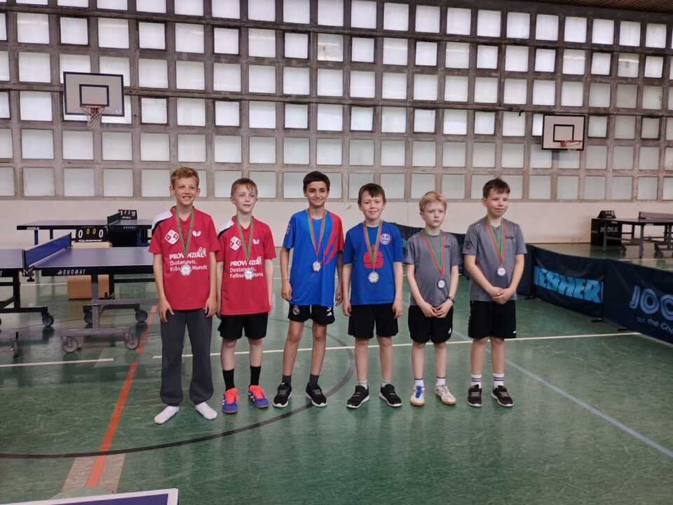 Jugend 11:  1. TSVE Bielefeld (Mitte)  2. SV Spexard (links)  3. TV Einigkeit Langenberg (rechts)