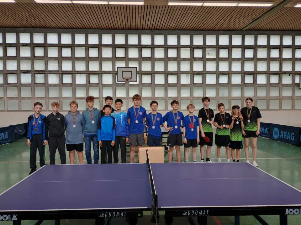 Jugend 15:  1. TSVE 1890 Bielefeld (Mitte)  2. TSV Hahlen (links)  3. TTC Mennighüffen (rechts)