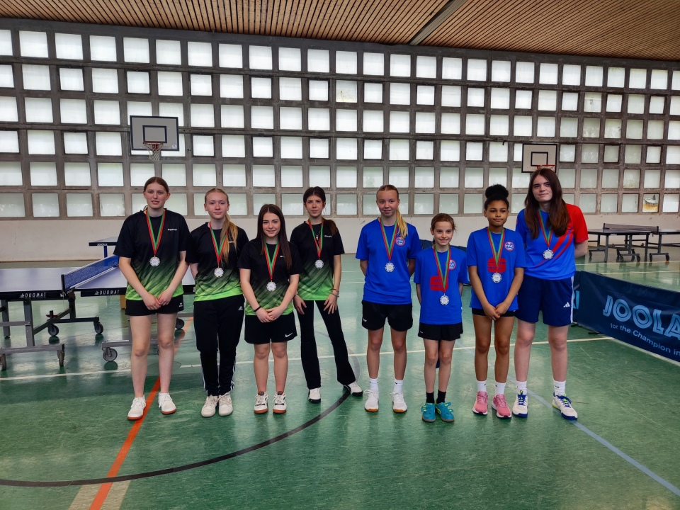 Mädchen 15:  1. TTC Mennighüffen (links), 2. TSVE Bielefeld (rechts)