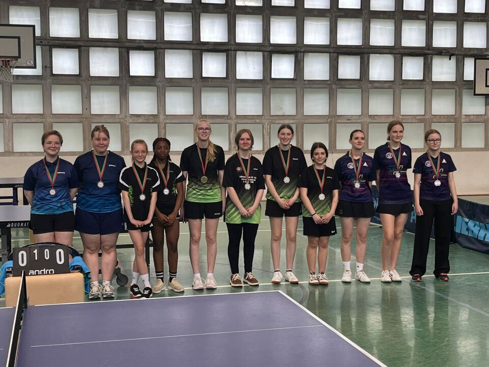 Mädchen 19:  1. TTC Mennighüffen (Mitte)  2. Gadderbaumer TV (rechts)  3. TuS Gohfeld (links)