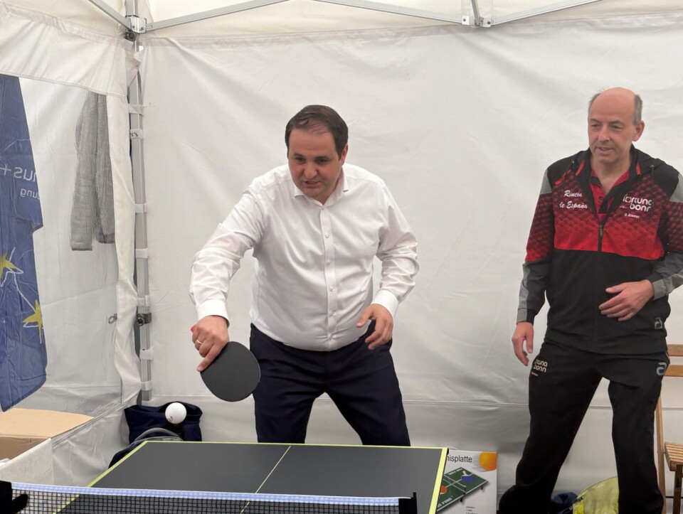 NRW-Europaminister Nathanael Liminski probiert sich am Tischtennisschläger beim Stand der Europa-Union Bonn/Rhein-Sieg.