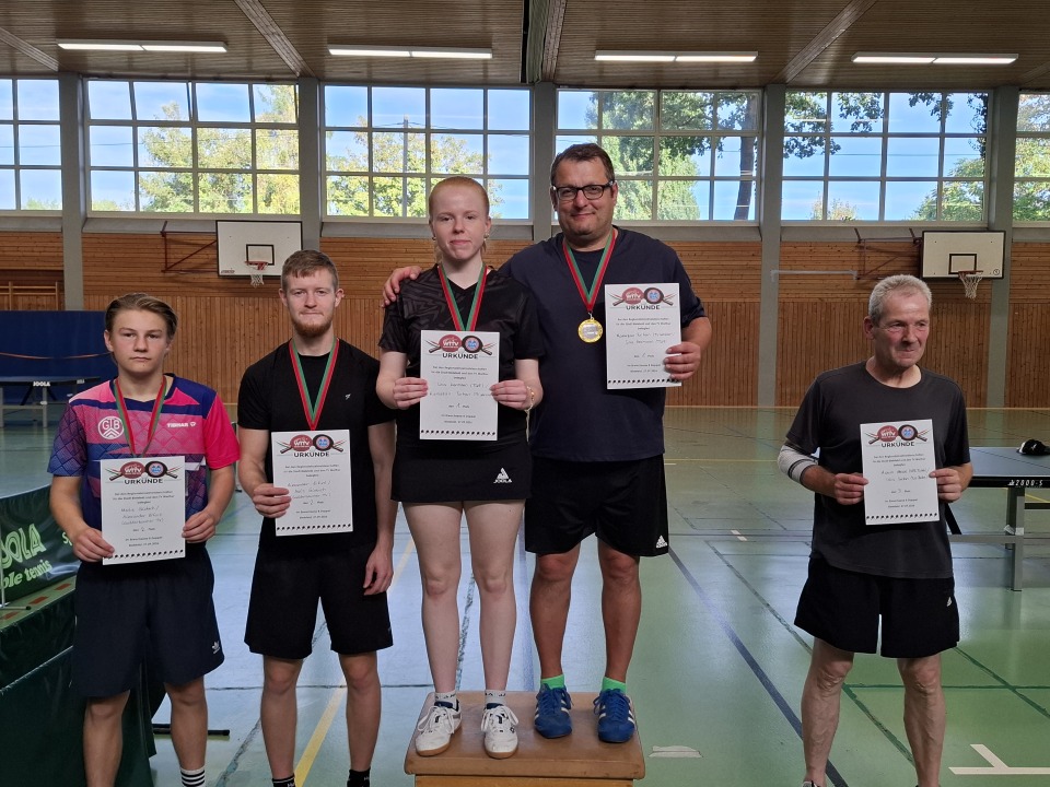 Erwachsenen B Doppel (v.l.n.r.): Mats Globich, Alexander Erfurt (beide Gadderbaumer TV), Sina Hermann (TSVE), Ramazan Turhan (TV Werther), Achim Meise (VfB Fichte)