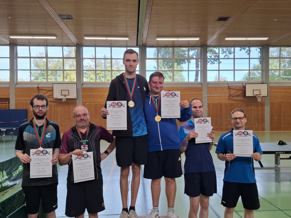 Erwachsenen D Doppel (v.l.n.r.): Tim Niggemann (VfB Fichte), Marco Schütte (CVJM Heepen), Jeremias Rensing, Alexander Szymanski (beide BTG), Benedict Böcker (TPSV), Linus Faist (BTG)