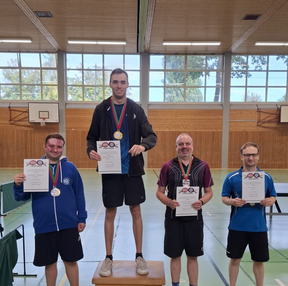 Erwachsenen D Einzel (v.l.n.r.): Alexander Szymanski, Jeremias Rensing (beide BTG), Marco Schütte (CVJM Heepen), Linus Faist (BTG)