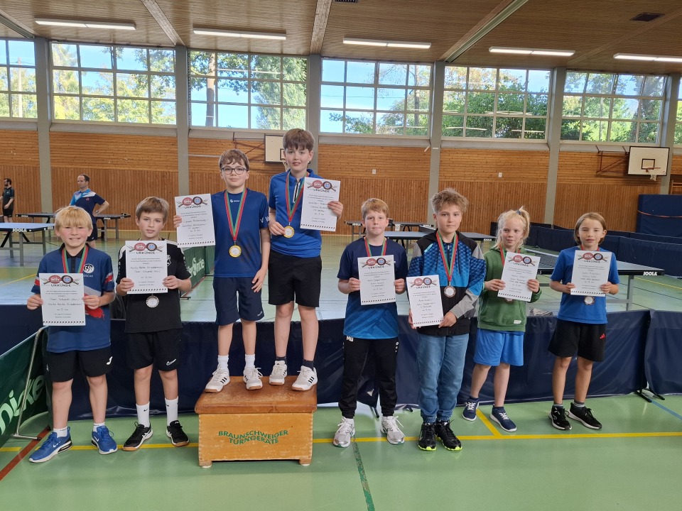 Jugend 13 Doppel (v.l.n.r.): Oscar Schwerdt (ESV), Moritz Reinke (SV Gadderbaum), Clemens Brickenkamp, Jonathan Hinterseher (beide TV Werther), Mats Deppermann, Armin Quast (beide SV Brackwede), Justus Scheil, Jovan Prescher (beide TSVE)
