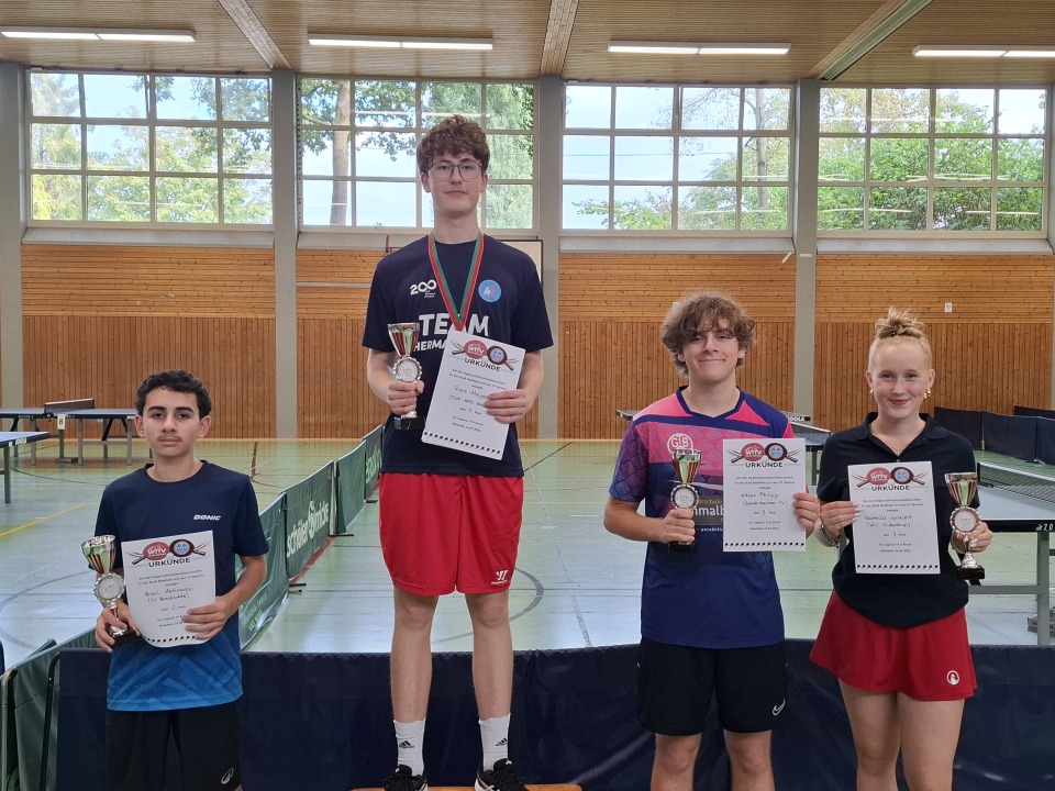 Jugend 19 B Einzel (v.l.n.r.): Bilal Akhmassi (SV Brackwede), Piet Meyer (TSVE), Niklas Philipp (Gadderbaumer TV), Isabella Joneleit (VfL Oldentrup)
